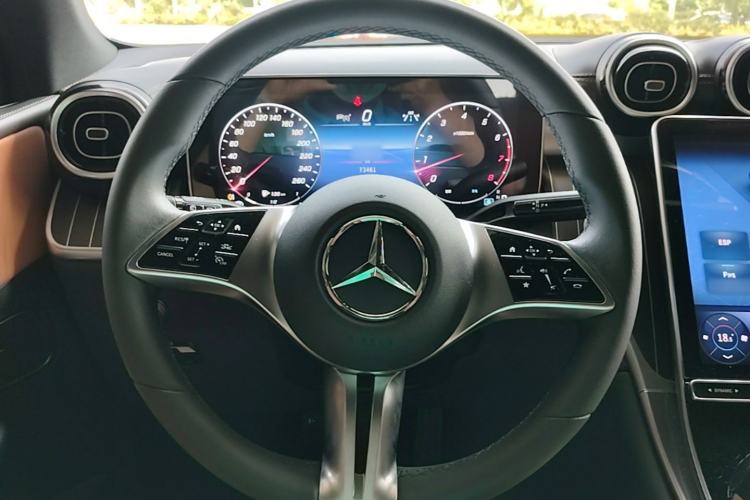 Used Mercedes-Benz GLC 2023 Facelift GLC 260 L 4MATIC Dynamic Version 5 Seats Steering Wheel