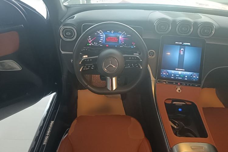 Used Mercedes-Benz GLC 2023 Facelift GLC 260 L 4MATIC Luxury Version 5 Seats Steering Wheel