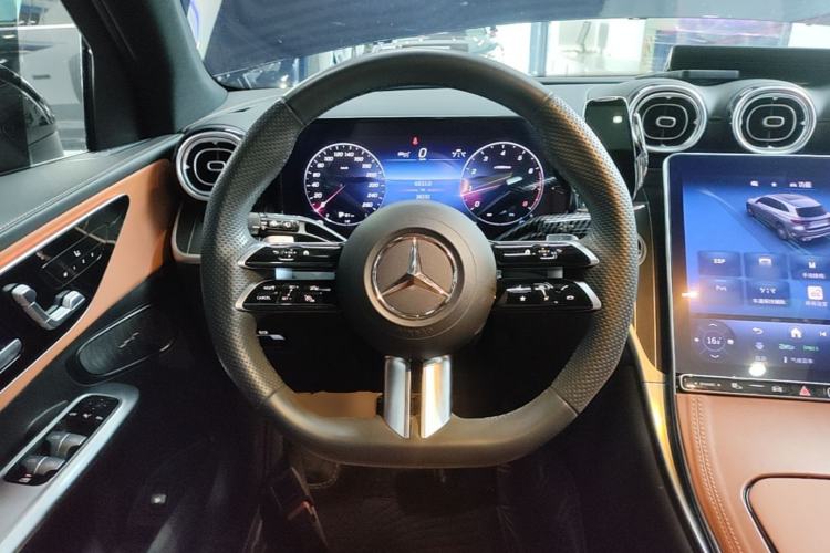 Used Mercedes-Benz GLC 2023 Facelift GLC 260 L 4MATIC Luxury Version 5 Seats Steering Wheel