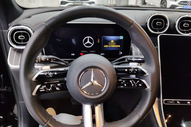 Used Mercedes-Benz GLC 2023 GLC 260 L 4MATIC Luxury Model 5 Seats Steering Wheel