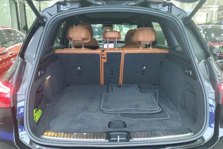 Used Mercedes-Benz GLC 2023 Facelift GLC 260 L 4MATIC Luxury Version 5 Seats Trunk