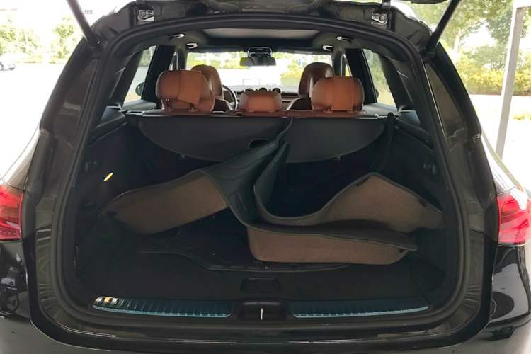 Used Mercedes-Benz GLC 2023 Facelift GLC 260 L 4MATIC Dynamic Version 5 Seats Trunk
