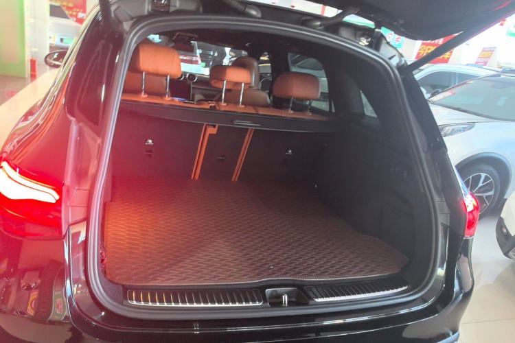 Used Mercedes-Benz GLC 2023 Facelift GLC 260 L 4MATIC Dynamic Version 5 Seats Trunk