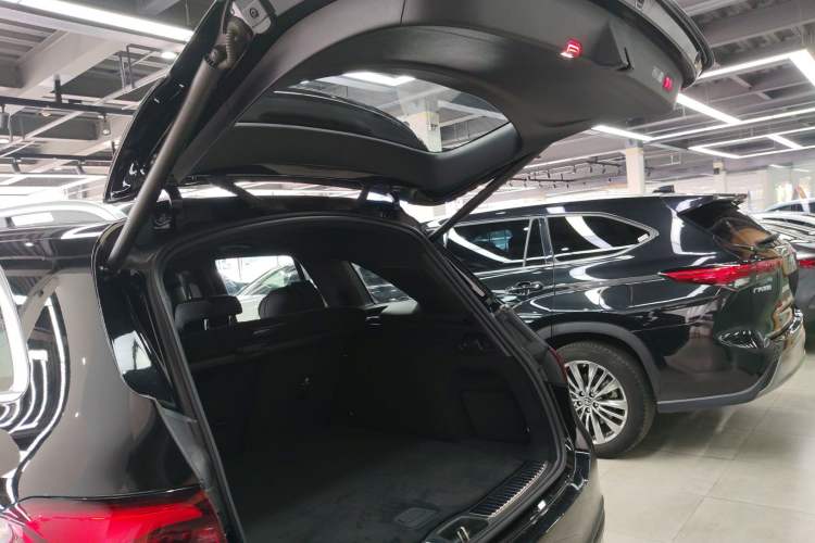 Used Mercedes-Benz GLC 2023 GLC 300 L 4MATIC Luxury Model 5 Seats Trunk