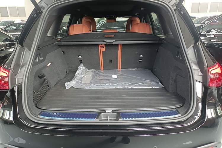 Used Mercedes-Benz GLC 2023 Refreshed GLC 300 L 4MATIC Dynamic Edition 5 Seats Trunk
