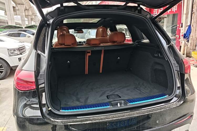 Used Mercedes-Benz GLC 2023 Facelift GLC 260 L 4MATIC Luxury Version 5 Seats Trunk