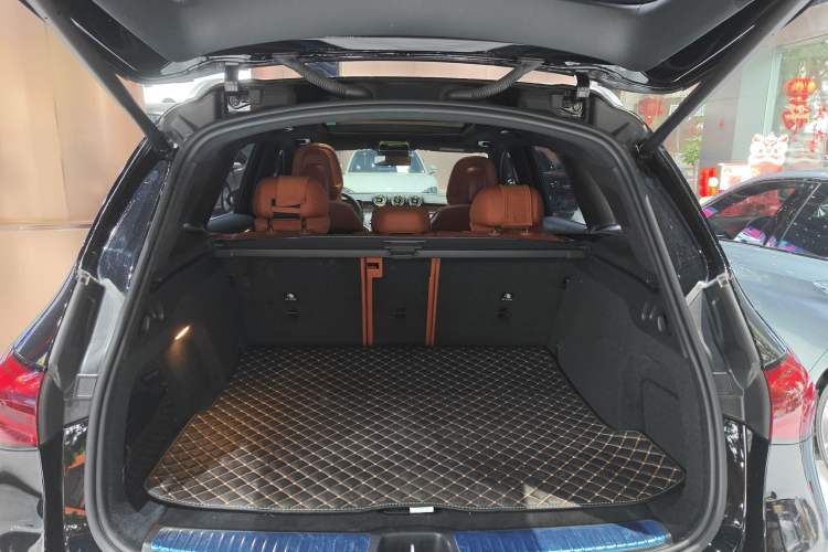 Used Mercedes-Benz GLC 2023 Facelift GLC 260 L 4MATIC Luxury Version 5 Seats Trunk