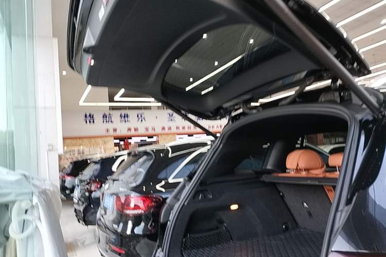 Used Mercedes-Benz GLC 2023 GLC 260 L 4MATIC Luxury Model 5 Seats Trunk