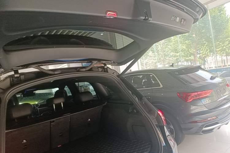 Used Mercedes-Benz GLC 2023 Refreshed GLC 300 L 4MATIC Dynamic Edition 5 Seats Trunk