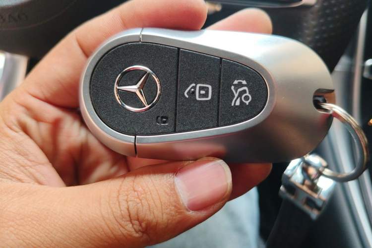Used Mercedes-Benz GLC 2023 Refreshed GLC 300 L 4MATIC Luxury Version 7 Seats Vehicle Key