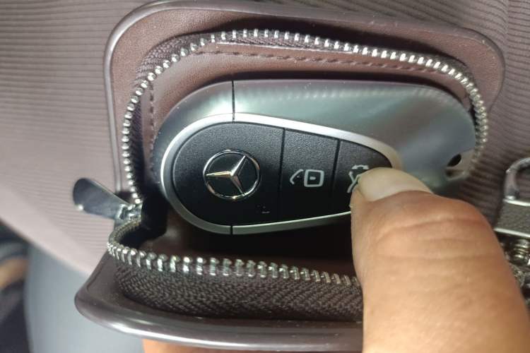 Used Mercedes-Benz GLC 2023 Facelifted GLC 300 L 4MATIC Luxury Version 5 Seats Vehicle Key