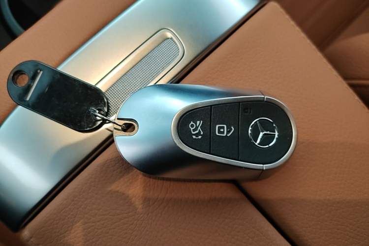 Used Mercedes-Benz GLC 2023 Facelift GLC 260 L 4MATIC Dynamic Version 5 Seats Vehicle Key