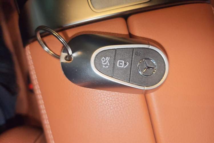 Used Mercedes-Benz GLC 2023 Facelifted GLC 300 L 4MATIC Luxury Version 5 Seats Vehicle Key