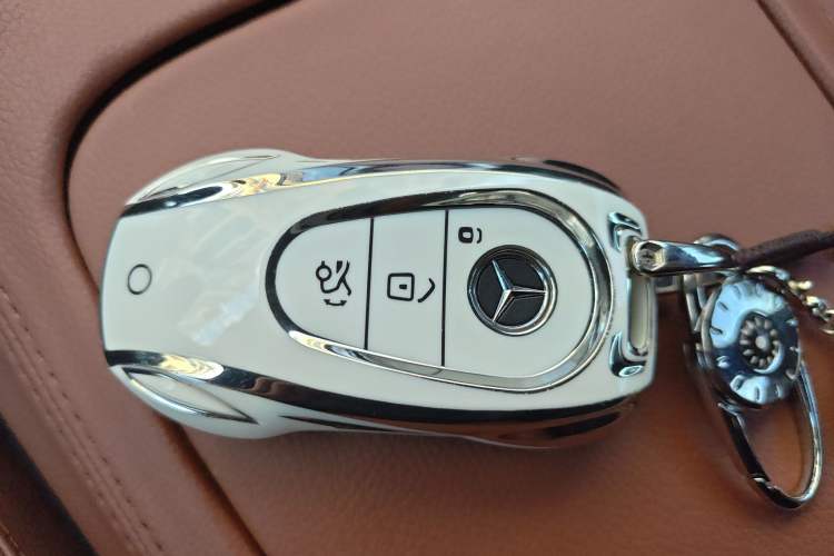 Used Mercedes-Benz GLC 2023 Refreshed GLC 300 L 4MATIC Luxury Version 7 Seats Vehicle Key