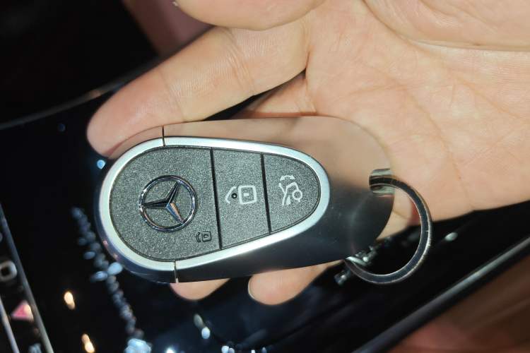 Used Mercedes-Benz GLC 2023 Facelift GLC 260 L 4MATIC Luxury Version 5 Seats Vehicle Key