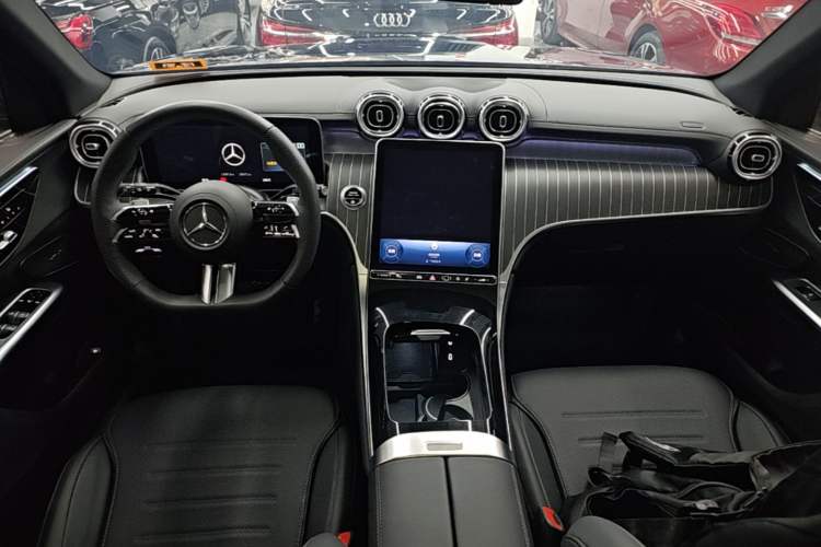 Used Mercedes-Benz GLC 2023 Facelift GLC 260 L 4MATIC Luxury Version 5 Seats Center Console
