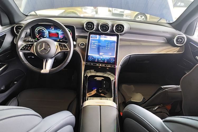 Used Mercedes-Benz GLC 2023 Facelift GLC 260 L 4MATIC Dynamic Version 5 Seats Center Console