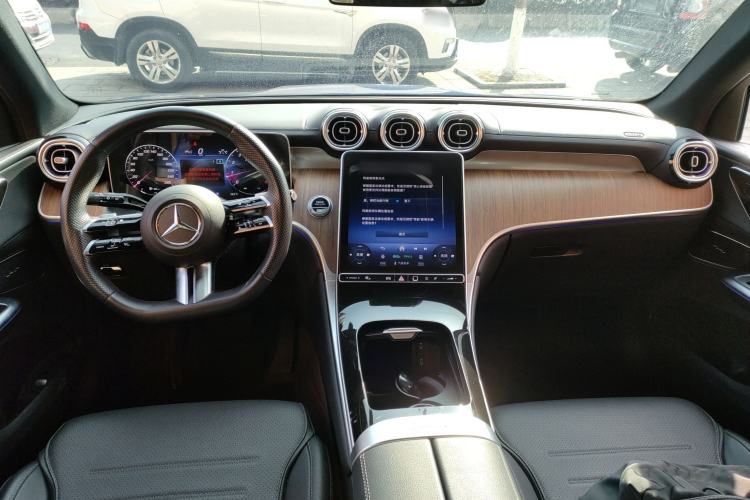 Used Mercedes-Benz GLC 2023 GLC 300 L 4MATIC Dynamic 7-Seater Center Console
