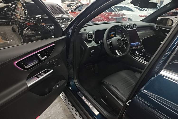 Used Mercedes-Benz GLC 2023 Facelift GLC 260 L 4MATIC Luxury Version 5 Seats Driver Seat