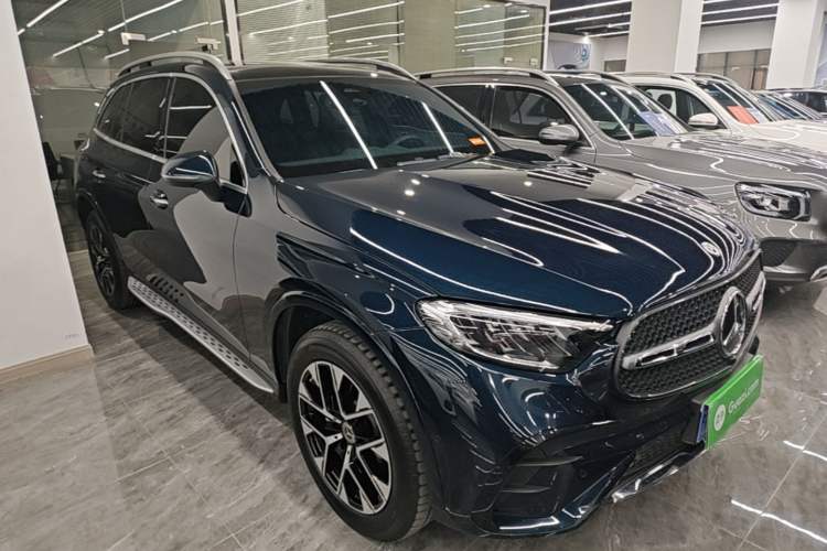 Used Mercedes-Benz GLC 2023 Facelift GLC 260 L 4MATIC Luxury Version 5 Seats Front Right 45 Deg