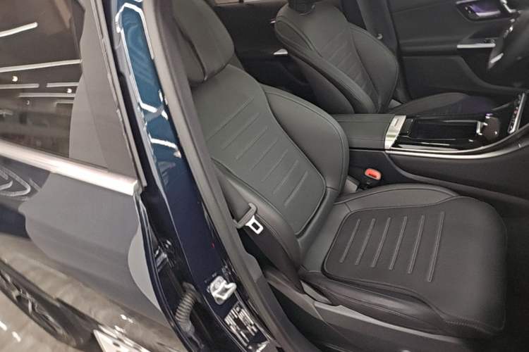Used Mercedes-Benz GLC 2023 Facelift GLC 260 L 4MATIC Luxury Version 5 Seats Right Front Seat