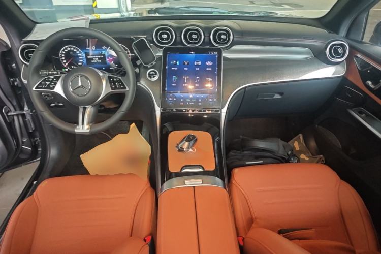 Used Mercedes-Benz GLC 2023 Facelift GLC 260 L 4MATIC Dynamic Version 5 Seats Center Console