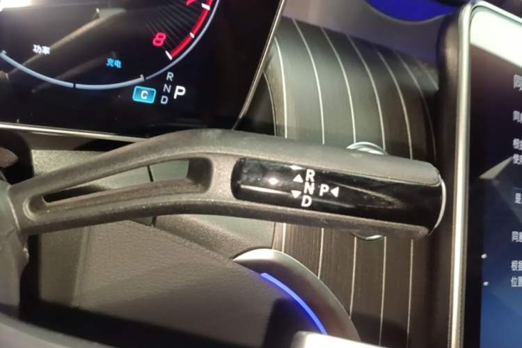 Used Mercedes-Benz GLC 2023 GLC 300 L 4MATIC Luxury 7-Seater Gear Lever