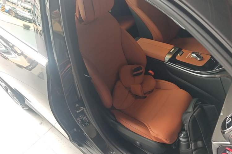 Used Mercedes-Benz GLC 2023 Facelift GLC 260 L 4MATIC Dynamic Version 5 Seats Right Front Seat