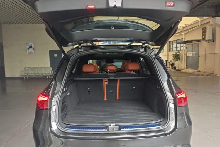 Used Mercedes-Benz GLC 2023 Facelift GLC 260 L 4MATIC Dynamic Version 5 Seats Trunk