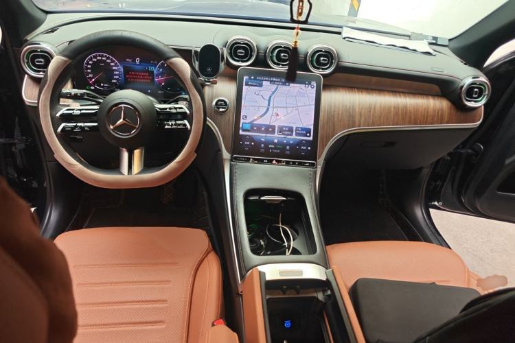 Used Mercedes-Benz GLC 2023 Refreshed GLC 300 L 4MATIC Dynamic Version 7-Seater Center Console