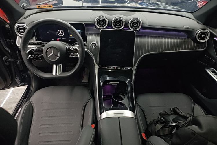 Used Mercedes-Benz GLC 2023 Facelift GLC 260 L 4MATIC Luxury Version 5 Seats Center Console