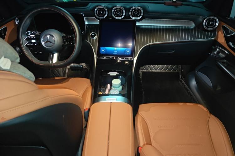 Used Mercedes-Benz GLC 2023 Facelifted GLC 300 L 4MATIC Luxury Version 5 Seats Center Console