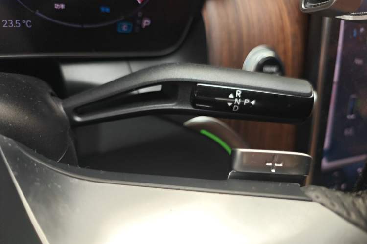 Used Mercedes-Benz GLC 2023 Refreshed GLC 300 L 4MATIC Dynamic Version 7-Seater Gear Lever
