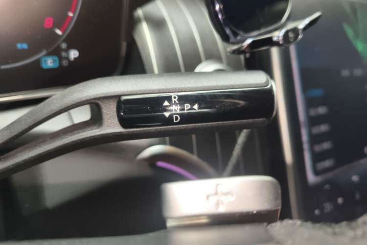 Used Mercedes-Benz GLC 2023 GLC 300 L 4MATIC Luxury 7-Seater Gear Lever