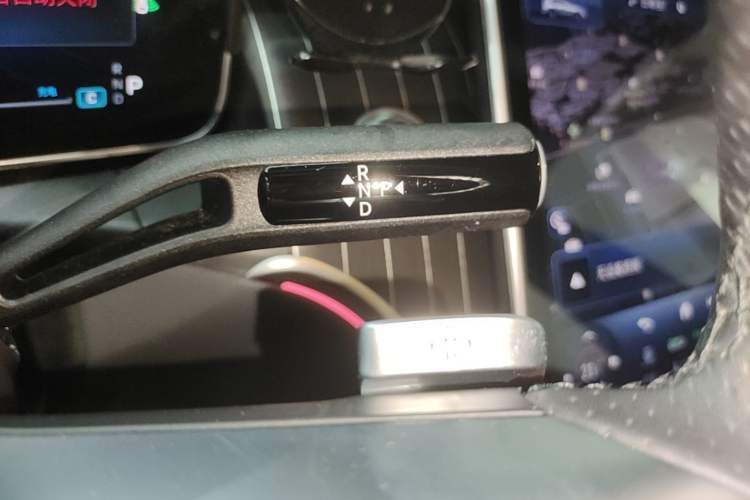 Used Mercedes-Benz GLC 2023 GLC 300 L 4MATIC Luxury 7-Seater Gear Lever