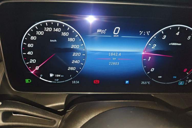 Used Mercedes-Benz GLC 2023 GLC 260 L 4MATIC Luxury Model 5 Seats Odometer Close Up