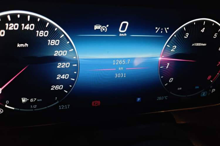 Used Mercedes-Benz GLC 2023 Facelifted GLC 300 L 4MATIC Luxury Version 5 Seats Odometer Close Up