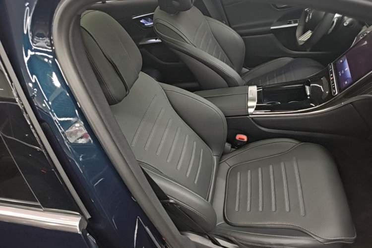 Used Mercedes-Benz GLC 2023 Facelift GLC 260 L 4MATIC Luxury Version 5 Seats Right Front Seat