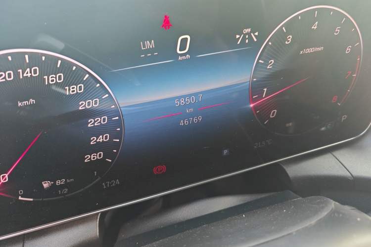 Used Mercedes-Benz GLC 2023 GLC 300 L 4MATIC Luxury 7-Seater Odometer Close Up