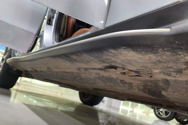 Used Mercedes-Benz GLC 2023 GLC 260 L 4MATIC Luxury 7-Seater Right Side Sill
