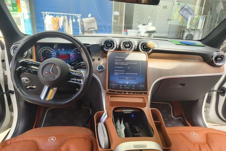 Used Mercedes-Benz GLC 2023 Refreshed GLC 300 L 4MATIC Dynamic Version 7-Seater Center Console