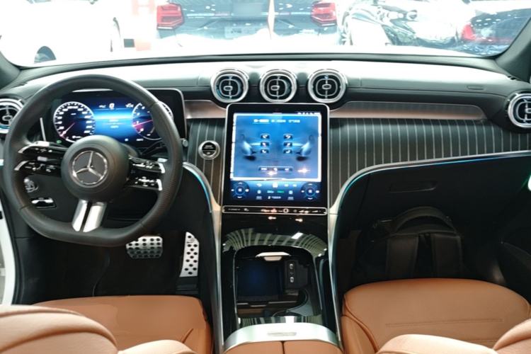 Used Mercedes-Benz GLC 2023 Facelift GLC 260 L 4MATIC Luxury Version 7-Seater Center Console