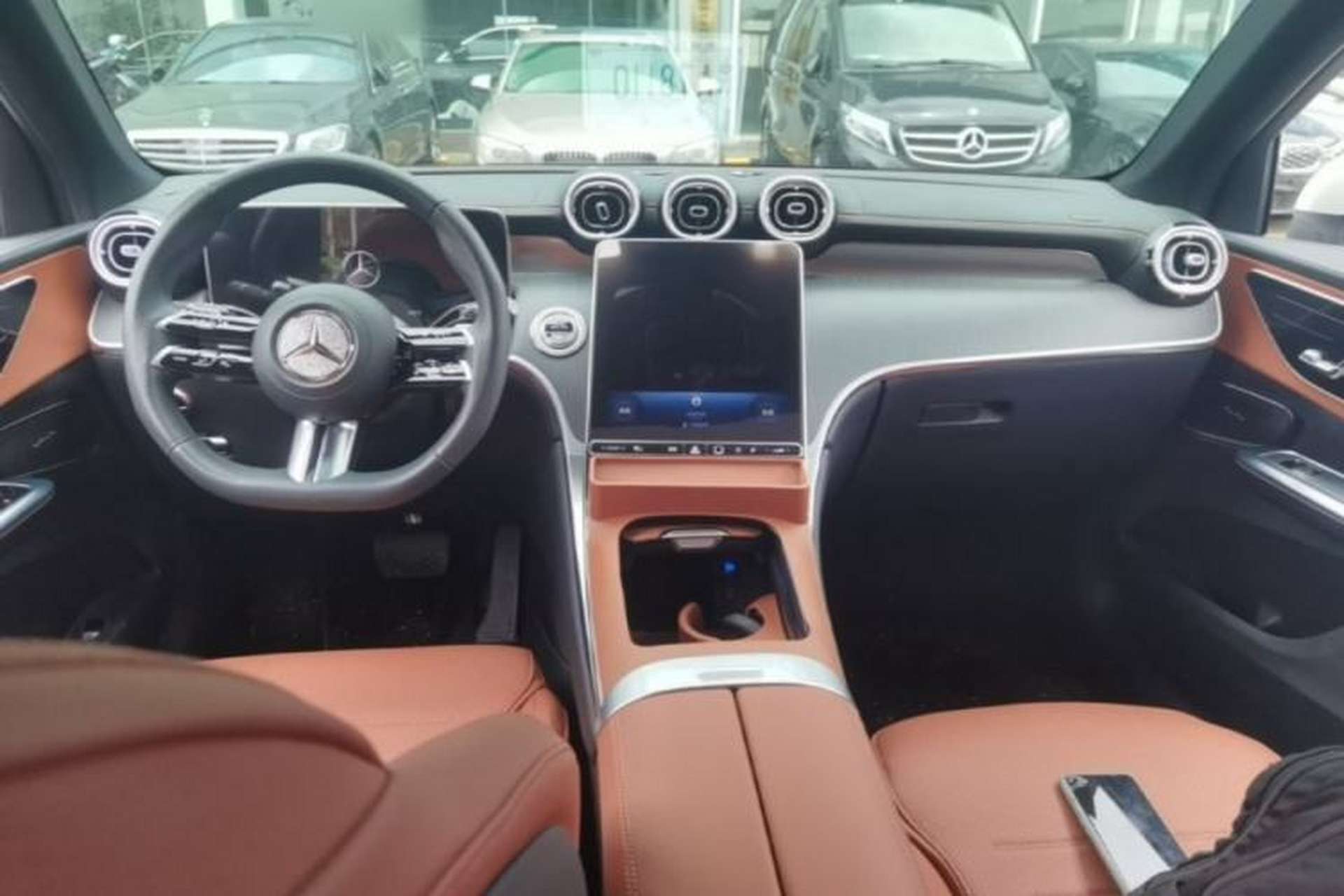 Used Mercedes-Benz GLC 2023 GLC 260 L 4MATIC Luxury Model 5 Seats Center Console