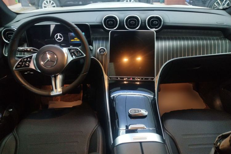 Used Mercedes-Benz GLC 2023 Facelift GLC 260 L 4MATIC Dynamic Version 5 Seats Center Console