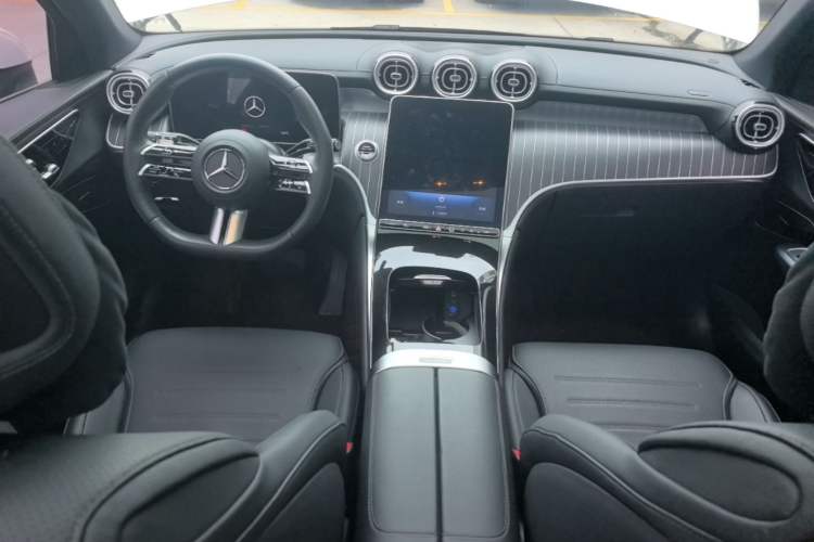 Used Mercedes-Benz GLC 2023 GLC 260 L 4MATIC Luxury Model 5 Seats Center Console