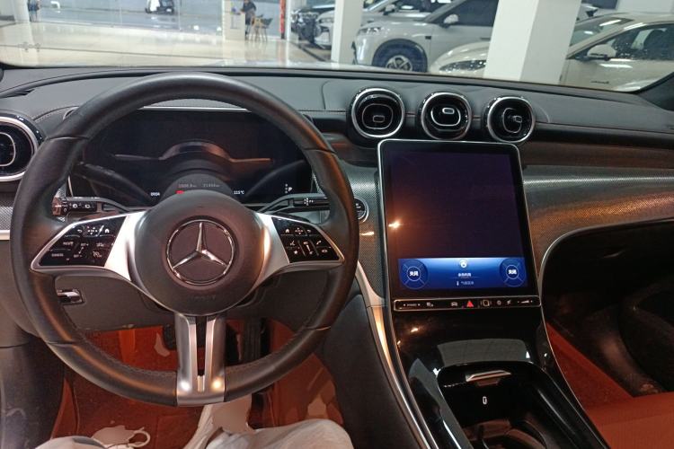 Used Mercedes-Benz GLC 2023 Facelift GLC 260 L 4MATIC Dynamic Version 5 Seats Center Console