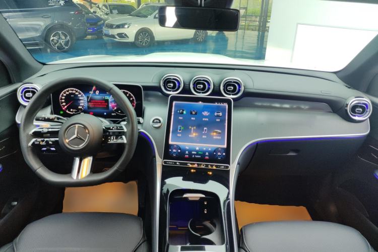 Used Mercedes-Benz GLC 2023 GLC 260 L 4MATIC Luxury 7-Seater Center Console