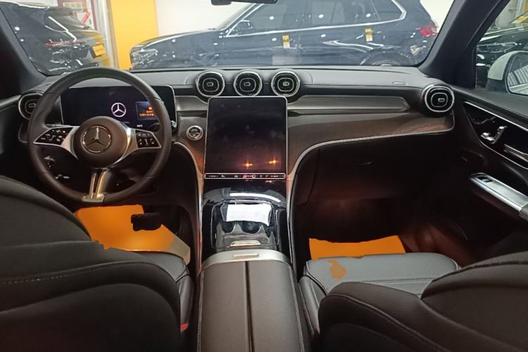 Used Mercedes-Benz GLC 2023 Facelift GLC 260 L 4MATIC Dynamic Version 5 Seats Center Console