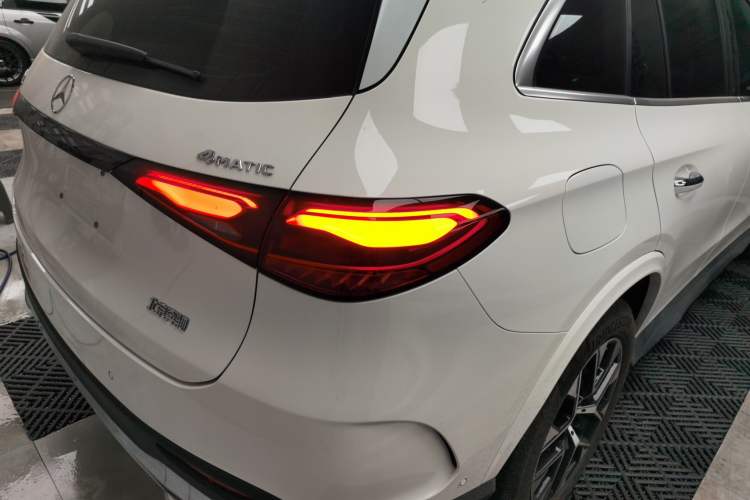 Used Mercedes-Benz GLC 2023 GLC 260 L 4MATIC Luxury Model 5 Seats Exterior 3