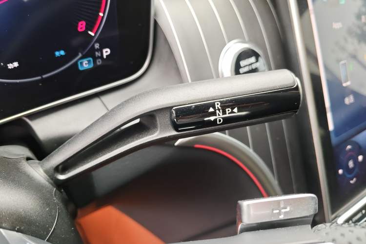Used Mercedes-Benz GLC 2023 GLC 300 L 4MATIC Dynamic Edition 5-seater Gear Lever